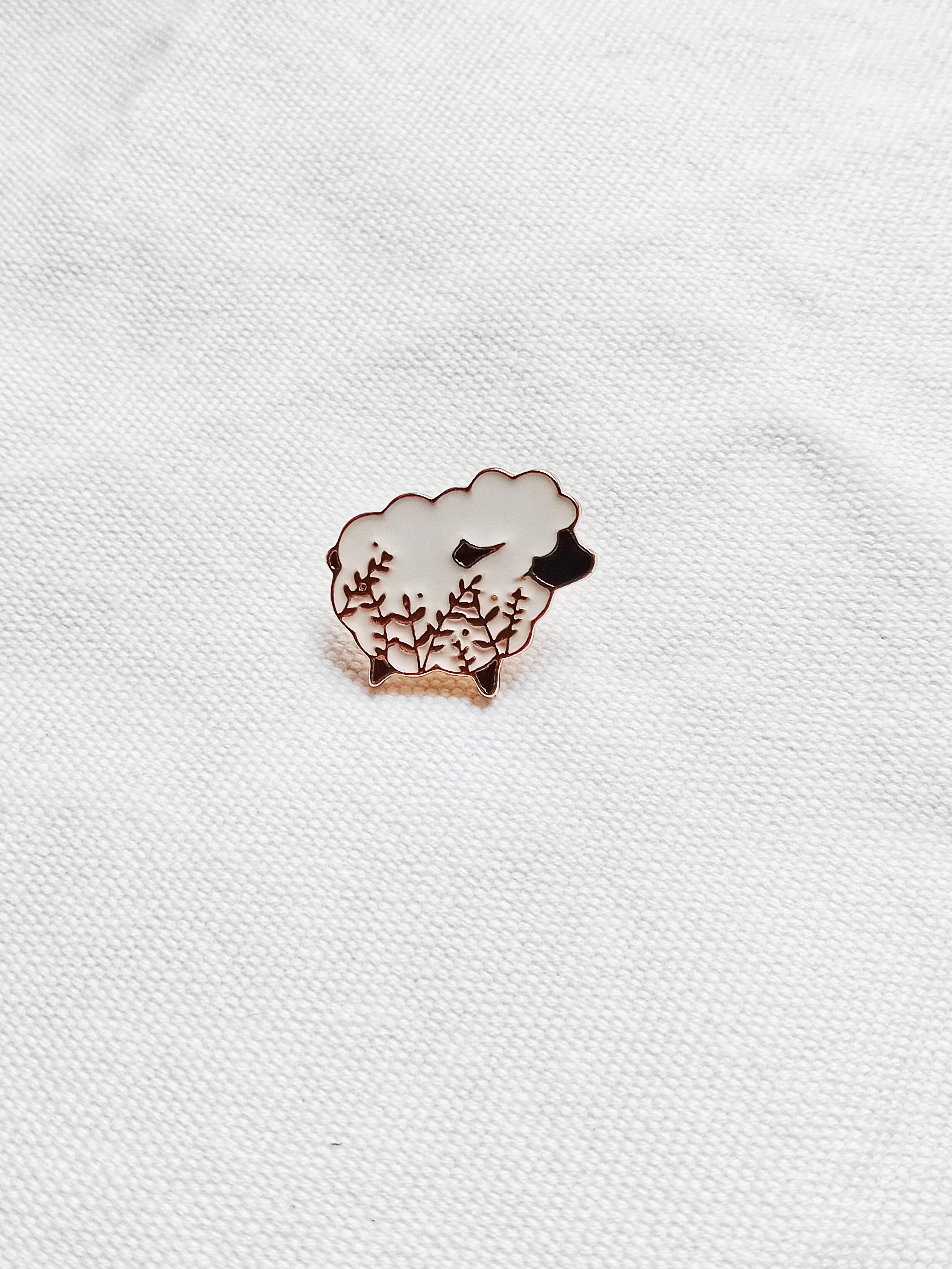 Pin ovečka elegantní