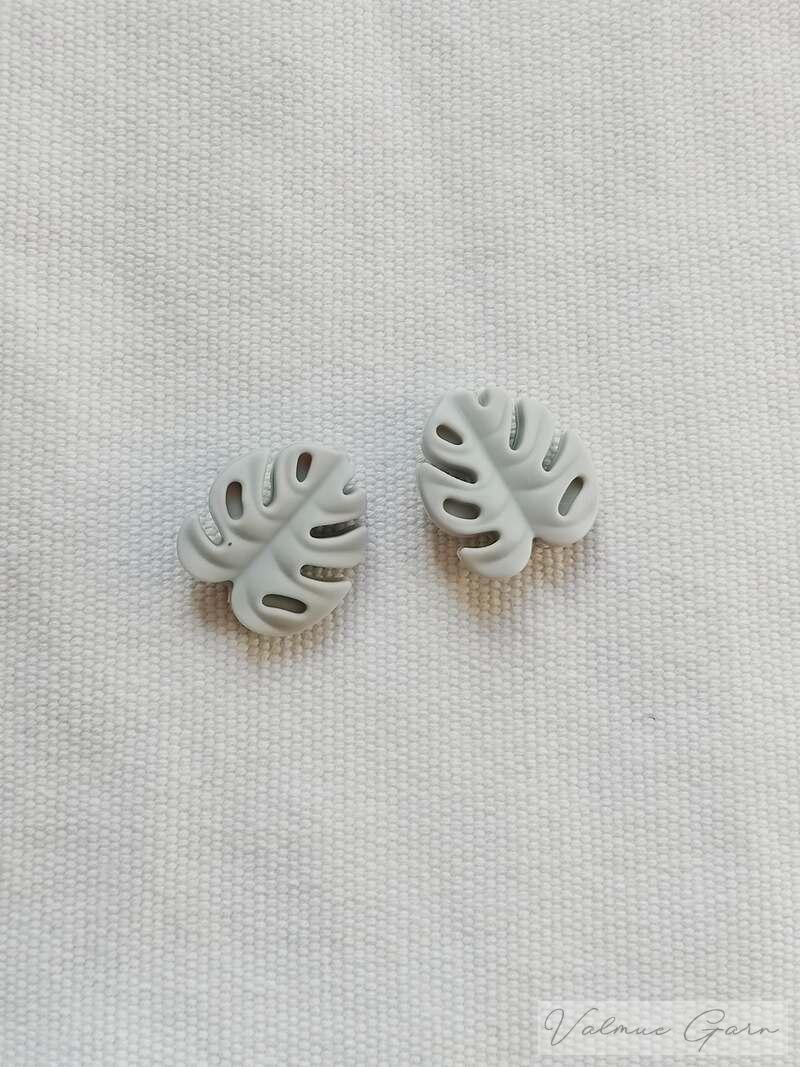 Koncovky na jehlice - monstera světle šedá