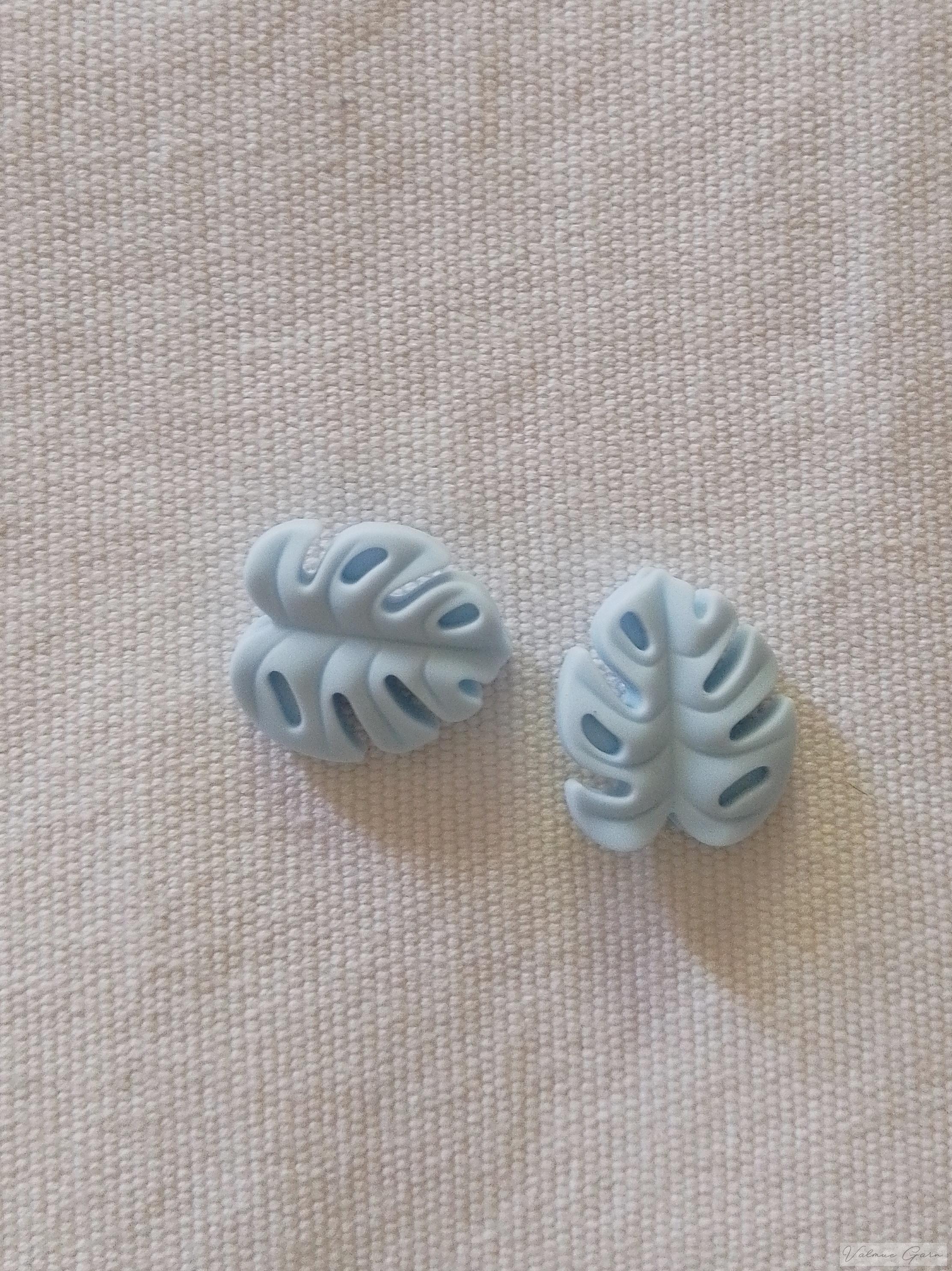 Koncovky na jehlice - monstera pastelové modrá