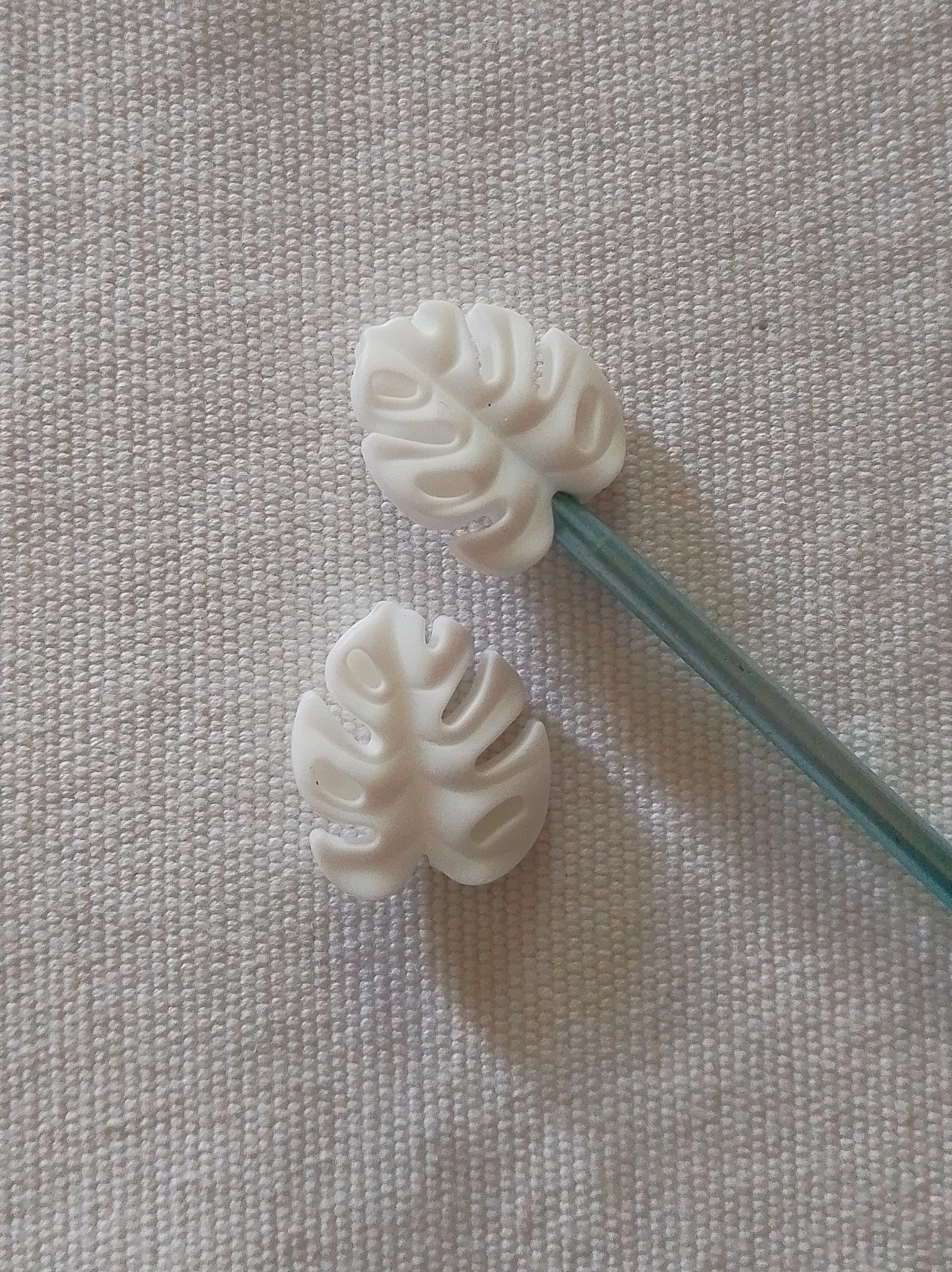 Koncovky na jehlice - monstera bílá