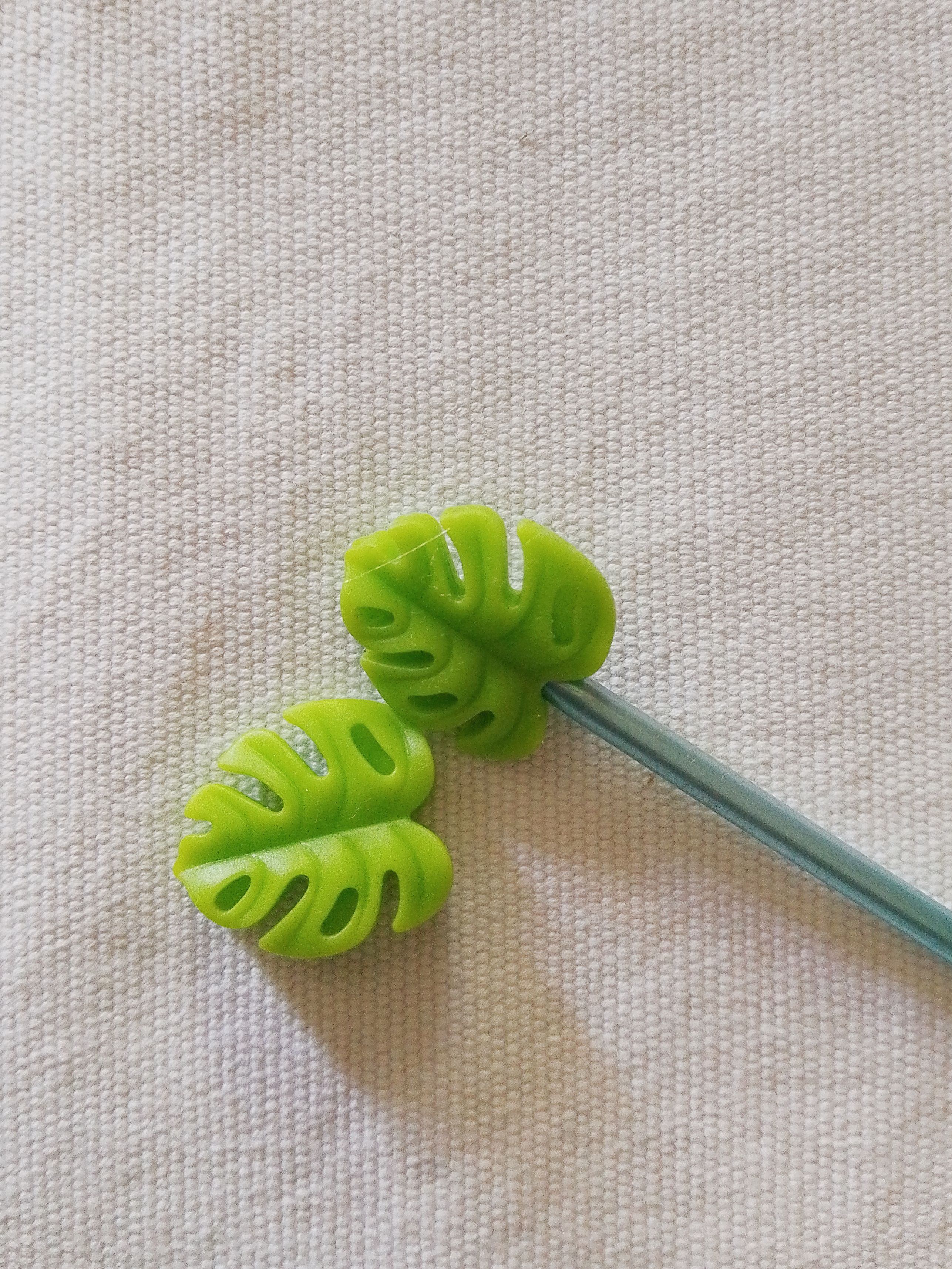Koncovky na jehlice - monstera marně zelená