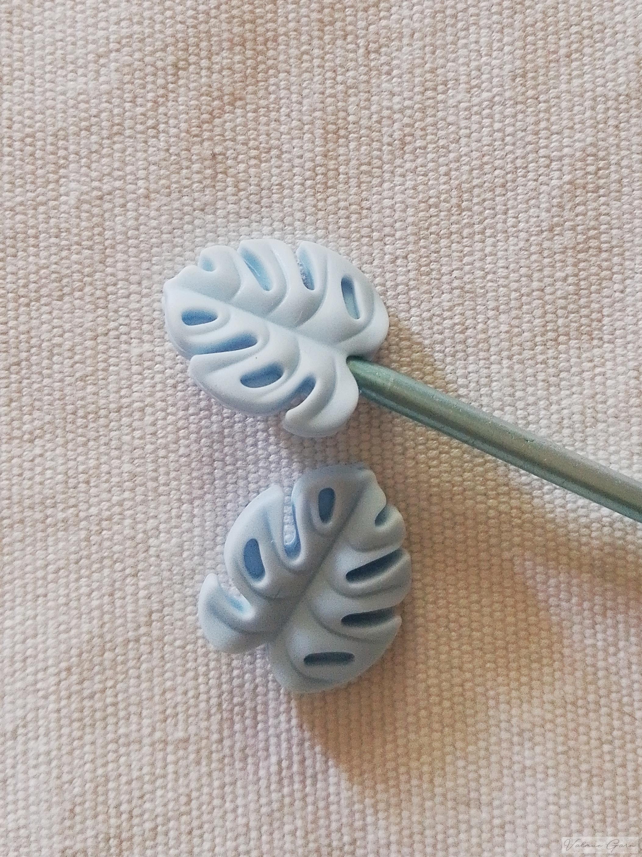 Koncovky na jehlice - monstera pastelové modrá