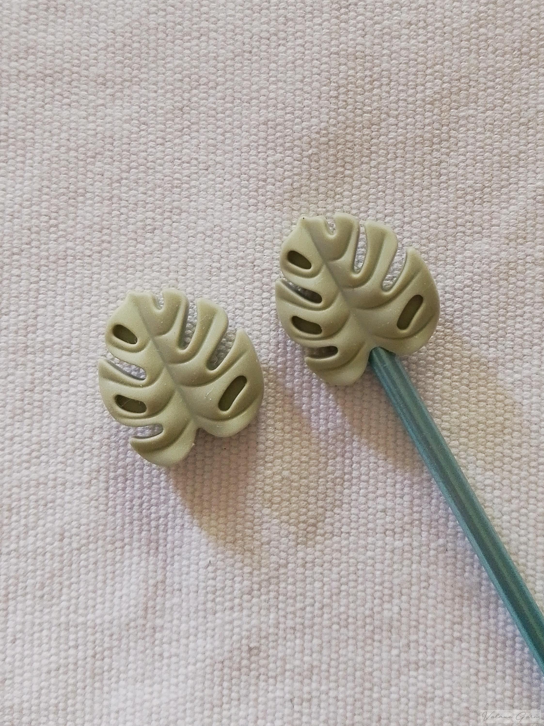Koncovky na jehlice - monstera světlá khaki
