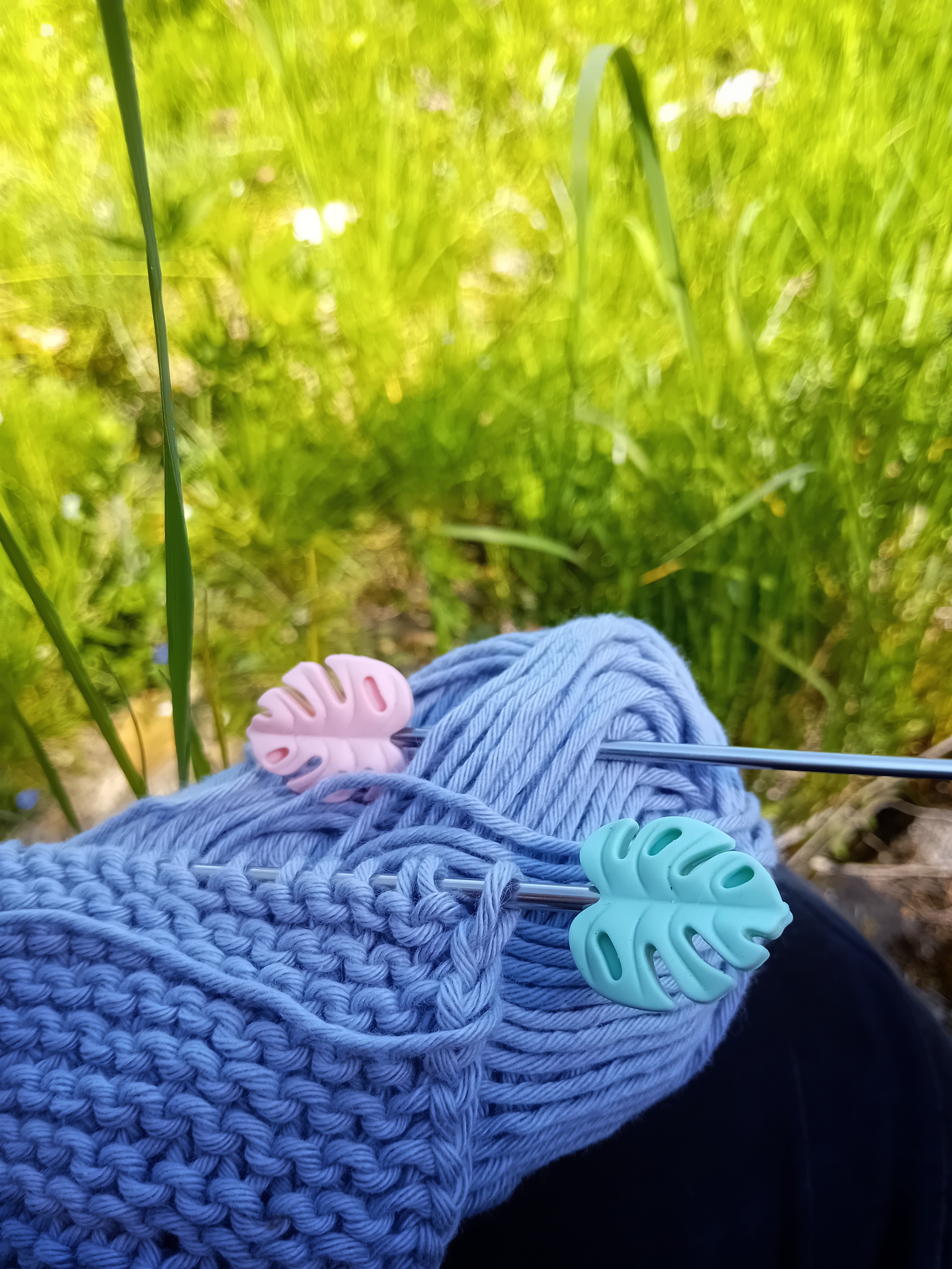 Koncovky na jehlice - monstera světle fialová